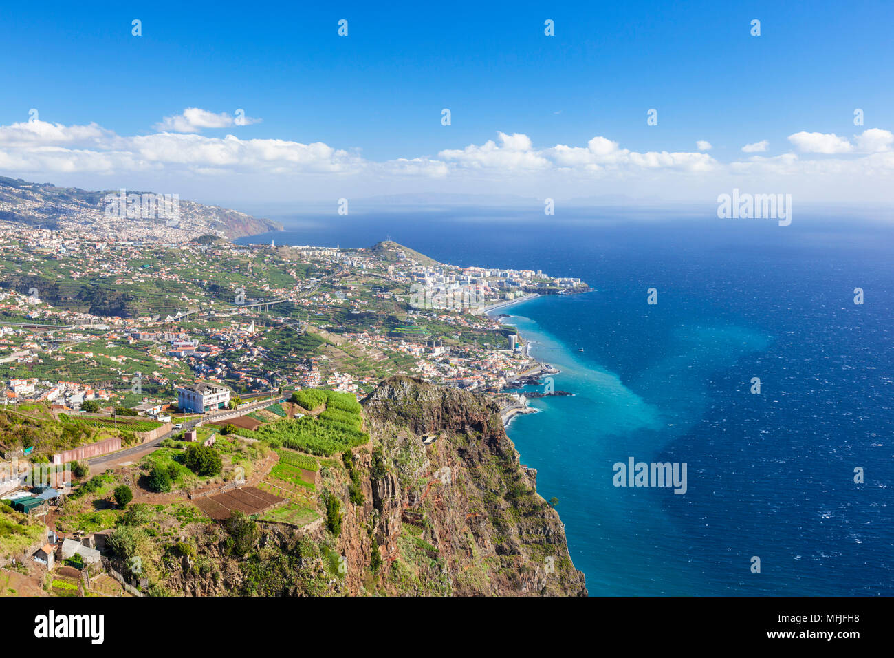 La côte sud de Madère vers Funchal depuis la haute falaise pointe Cabo Girao, Madeira, Portugal, Europe, Atlantique Banque D'Images