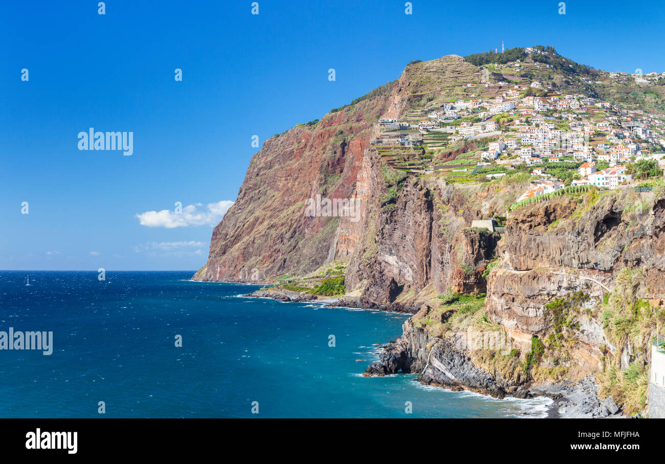 Vue du haut des falaises de Cabo Girão pointe sur la côte sud de Madère, au Portugal, de l'Atlantique, de l'Europe Banque D'Images