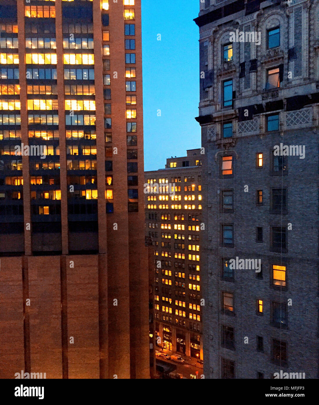 Office de Tourisme et de bâtiments résidentiels à Murray Hill dans la nuit, NYC, USA Banque D'Images