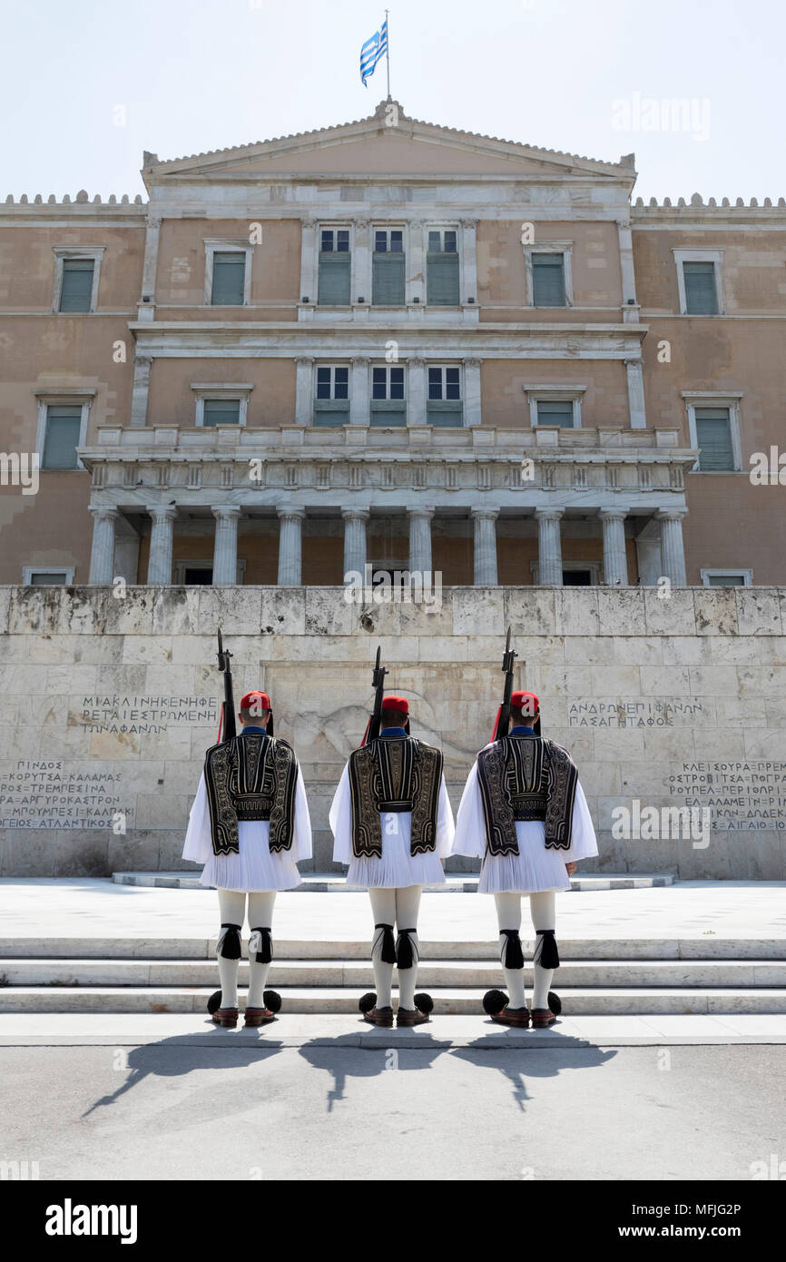 Changement de la garde à la Tombe du Soldat inconnu à la place Syntagma avec le Vieux Palais Royal, Athènes, Grèce, Europe Banque D'Images