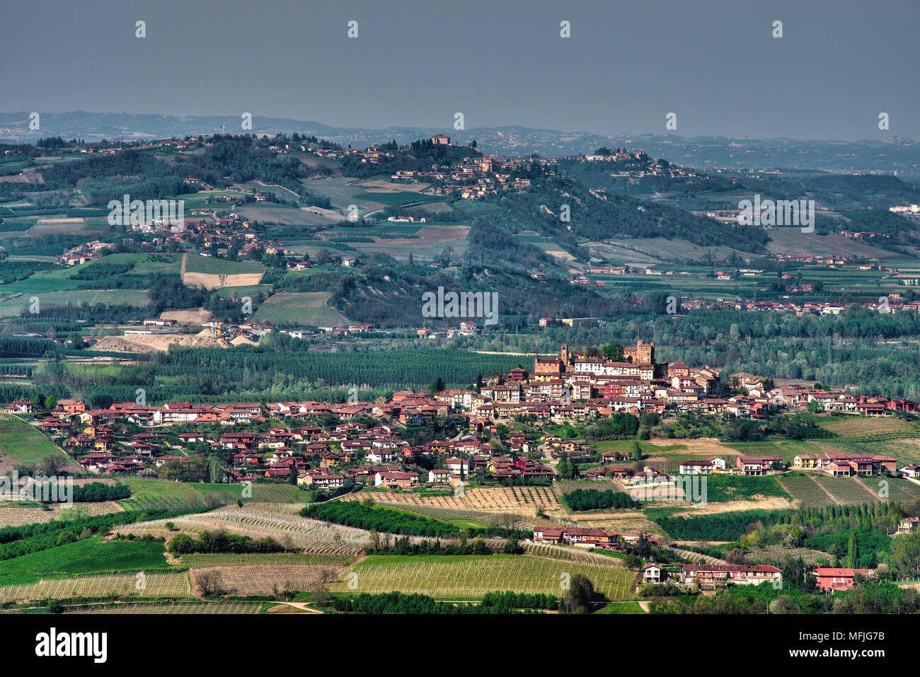 Une large vue sur les collines et les vignobles des Langhe de La Morra, avec la ville de Sanary-sur-Mer et, en arrière-plan, le château de Guarene. Banque D'Images