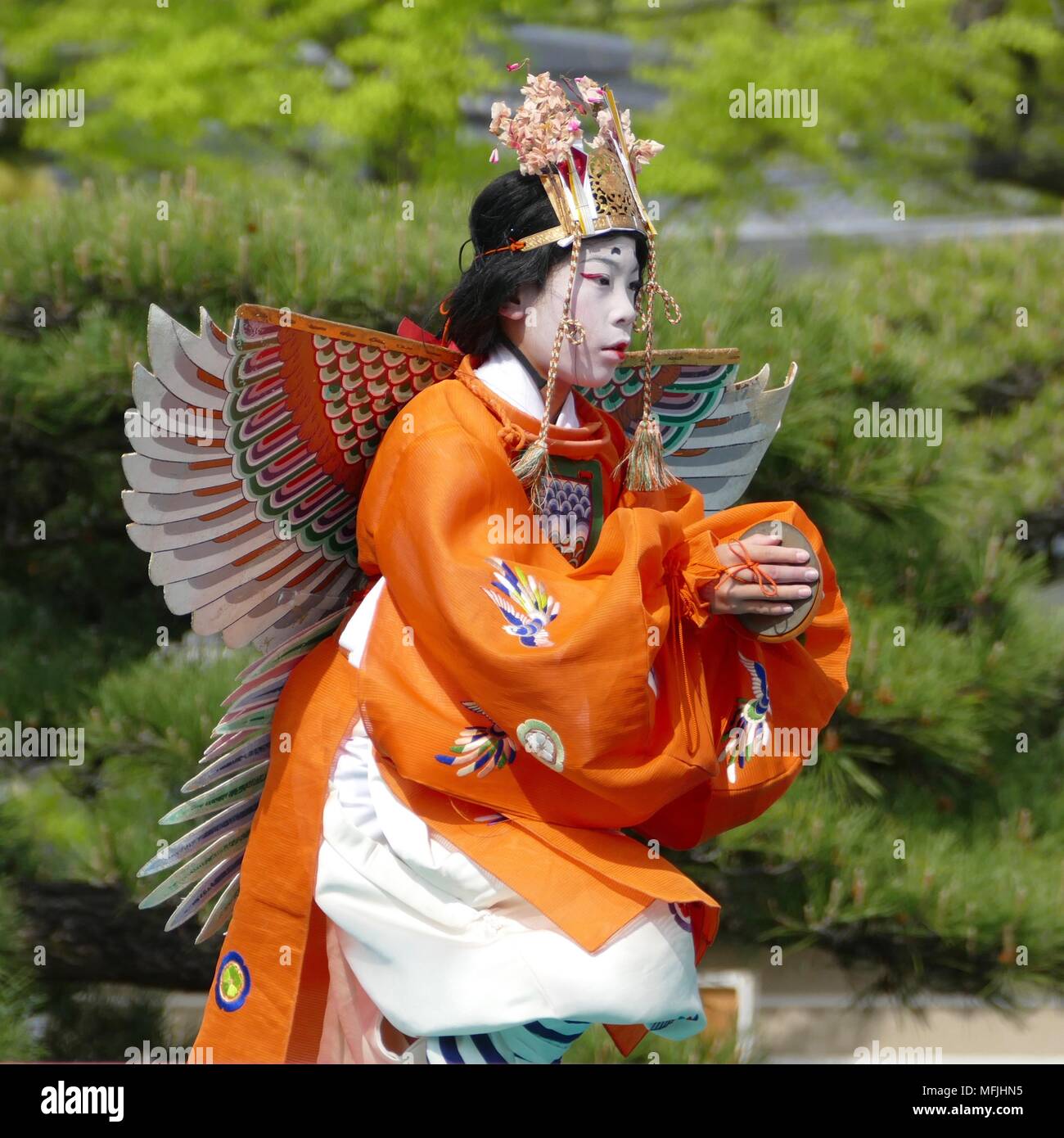 Prêtre escorte un sun-danseur masqué pendant l'Shoryoe au Temple Bouddhique Shitennoji, Osaka, Japon. Banque D'Images
