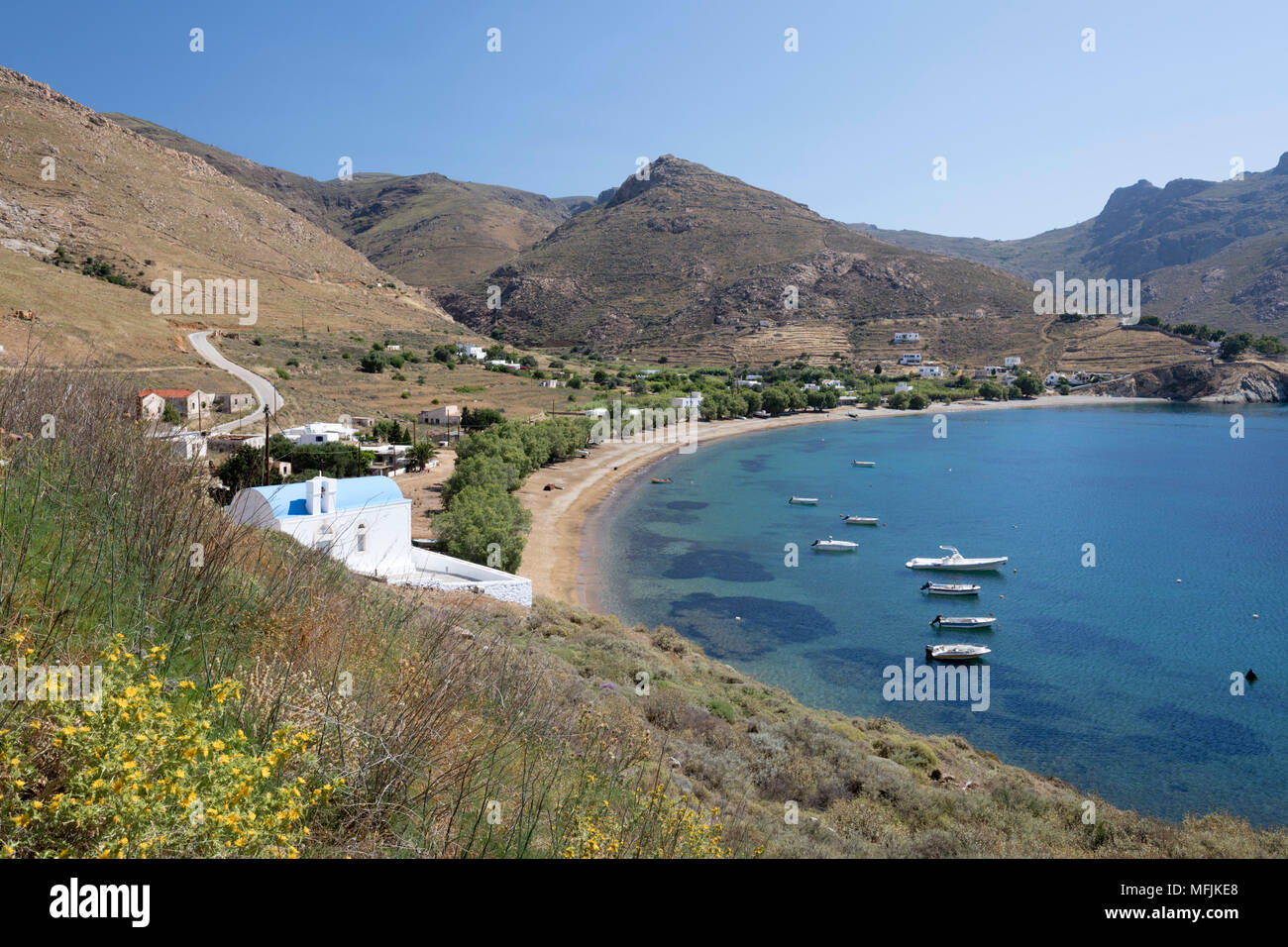 Vue sur la baie de Koutalas et plage, sur la côte sud-est de l'île, Serifos, Cyclades, Mer Égée, îles grecques, Grèce, Europe Banque D'Images
