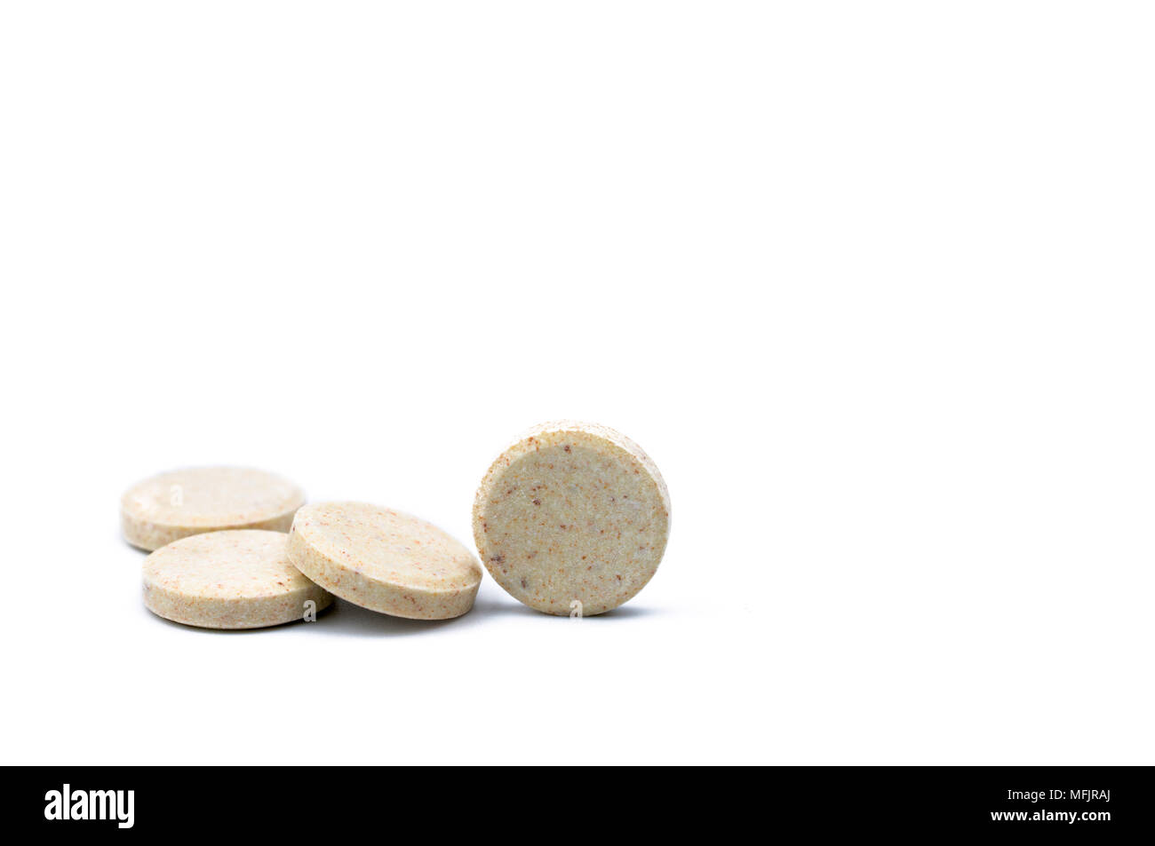 Les comprimés de lait aromatisé sucré isolé sur fond blanc avec copie espace pour le texte. Produits alimentaires de calcium du lait de vache pour l'os sain. S en bonne santé Banque D'Images