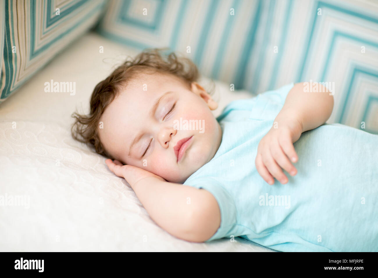 Adorable bébé garçon prendre une sieste Banque D'Images