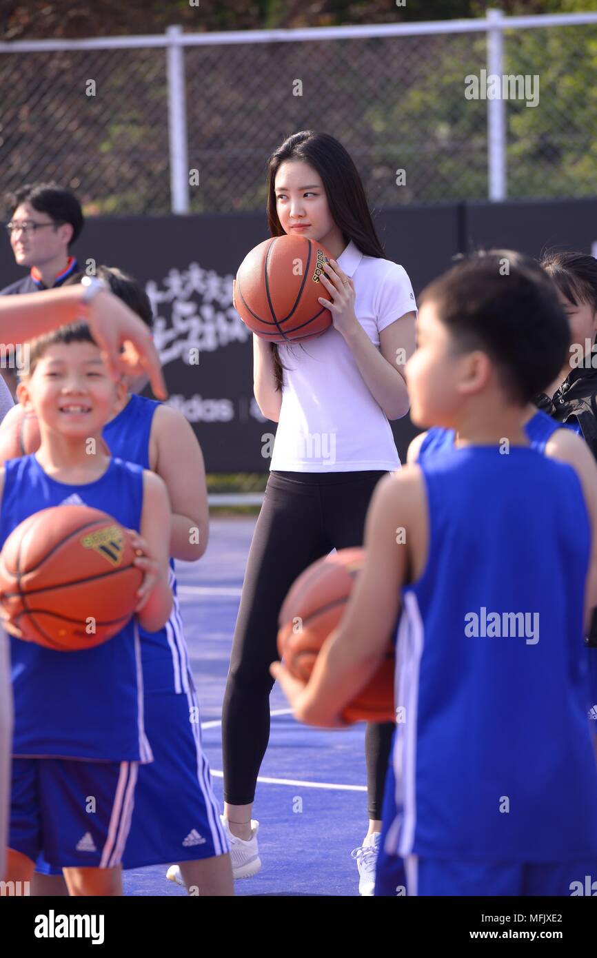 Séoul, Corée. Apr 25, 2018. Un fils Rose Na Eun et Alberto Mondi a assisté à l'activité de bienfaisance pour 'Sport' bon à Séoul, Corée, le 25 avril, 2018.(La Chine et la Corée à l'homme) Credit : TopPhoto/Alamy Live News Banque D'Images