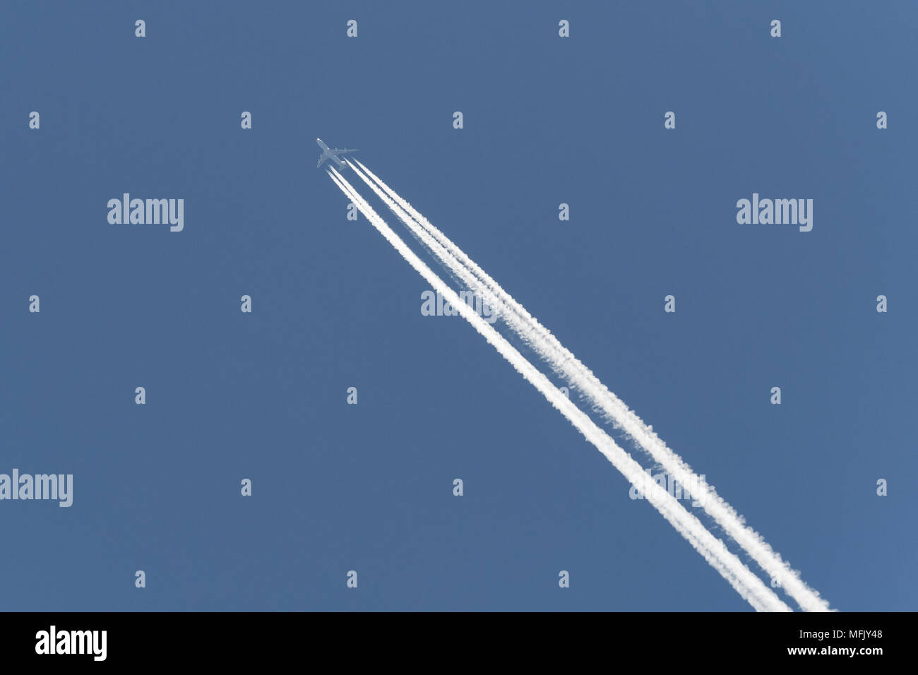 Vancouver, Colombie-Britannique, Canada. 26 mai, 2017. Un avion de ligne laisse une traînée comme il fllies les frais généraux. Les traînées de condensation des avions sont produits par l'échappement du moteur. Credit : Bayne Stanley/ZUMA/Alamy Fil Live News Banque D'Images