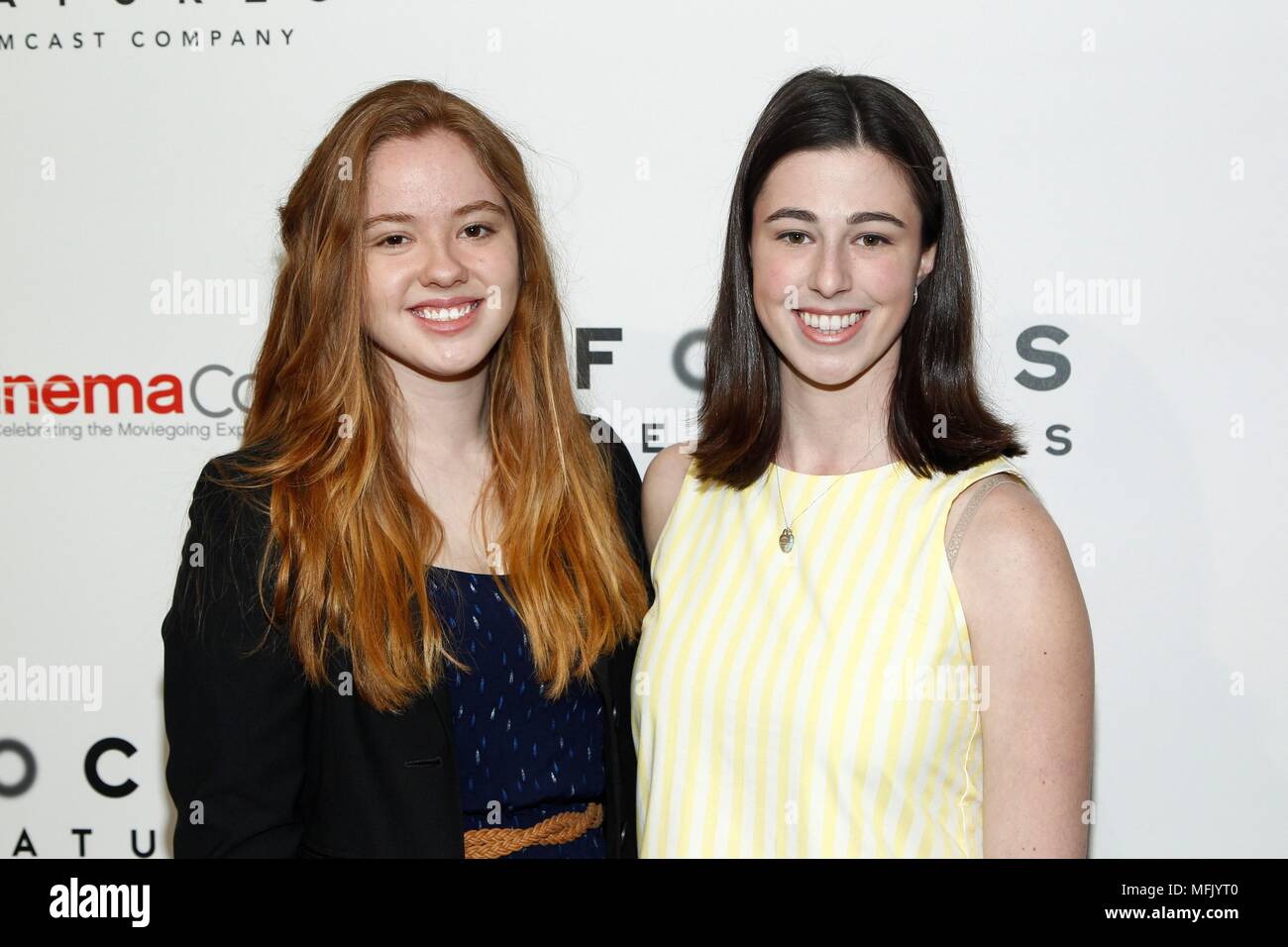 Las Vegas, NV, USA. Apr 25, 2018. Finaliste pour le Coco-Cola et Regal Films Award Program 2018, Clara Montague et Eva Kirie de Ithaca College présents pour tapis rouge Focus Features Déjeuner au Cinemacon 2018, Caesars Palace, Las Vegas, NV le 25 avril 2018. Credit : JA/Everett Collection/Alamy Live News Banque D'Images Las Vegas, NV, USA. Apr 25, 2018. Finaliste pour le Coco-Cola et Regal Films Award Program 2018, Clara Montague et Eva Kirie de Ithaca College présents pour tapis rouge Focus Features Déjeuner au Cinemacon 2018, Caesars Palace, Las Vegas, NV le 25 avril 2018. Credit : JA/Everett Collection/Alamy Live News Banque D'Images