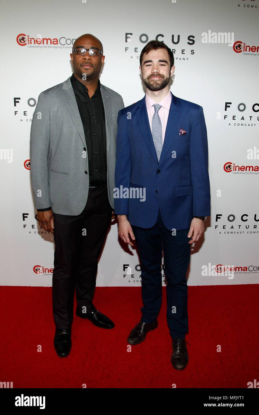 Las Vegas, NV, USA. Apr 25, 2018. Finaliste pour le Coco-Cola et Regal Films Award Program 2018, Ron Brown et Max McGillivray, de l'Université Columbia, présents pour tapis rouge Focus Features Déjeuner au Cinemacon 2018, Caesars Palace, Las Vegas, NV le 25 avril 2018. Credit : JA/Everett Collection/Alamy Live News Banque D'Images Las Vegas, NV, USA. Apr 25, 2018. Finaliste pour le Coco-Cola et Regal Films Award Program 2018, Ron Brown et Max McGillivray, de l'Université Columbia, présents pour tapis rouge Focus Features Déjeuner au Cinemacon 2018, Caesars Palace, Las Vegas, NV le 25 avril 2018. Credit : JA/Everett Collection/Alamy Live News Banque D'Images