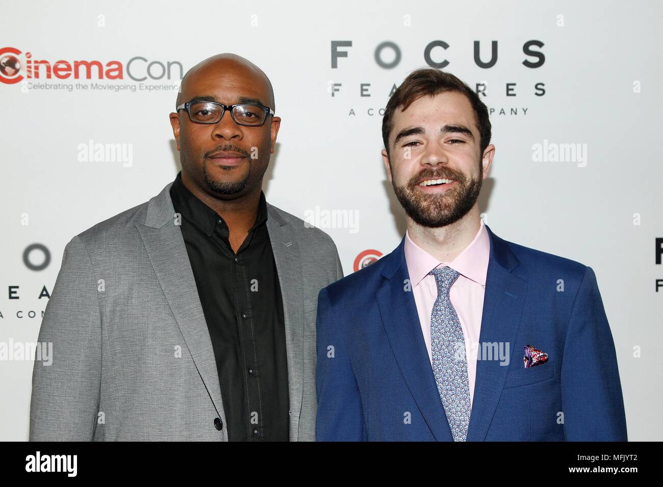 Las Vegas, NV, USA. Apr 25, 2018. Finaliste pour le Coco-Cola et Regal Films Award Program 2018, Ron Brown et Max McGillivray, de l'Université Columbia, présents pour tapis rouge Focus Features Déjeuner au Cinemacon 2018, Caesars Palace, Las Vegas, NV le 25 avril 2018. Credit : JA/Everett Collection/Alamy Live News Banque D'Images Las Vegas, NV, USA. Apr 25, 2018. Finaliste pour le Coco-Cola et Regal Films Award Program 2018, Ron Brown et Max McGillivray, de l'Université Columbia, présents pour tapis rouge Focus Features Déjeuner au Cinemacon 2018, Caesars Palace, Las Vegas, NV le 25 avril 2018. Credit : JA/Everett Collection/Alamy Live News Banque D'Images