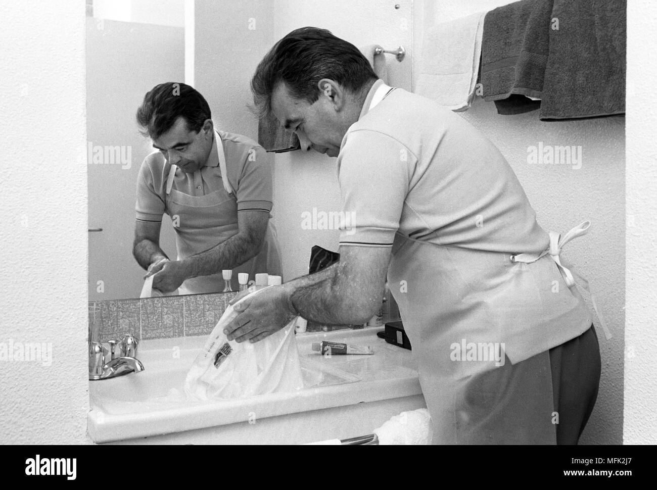 Coupe du Monde de Football 1966 - équipe allemande docteur Hans Schoberth faire la lessive. Dans le monde d'utilisation | Banque D'Images