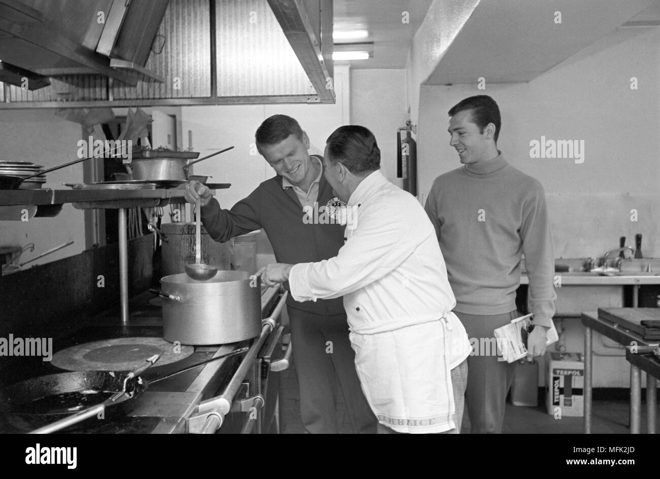 Coupe du Monde de Football 1966 - joueurs allemands Sepp Maier (L) et Franz Beckenbauer (R) visiter la cuisine de l'hôtel, le 18 juillet 1966. Dans le monde d'utilisation | Banque D'Images