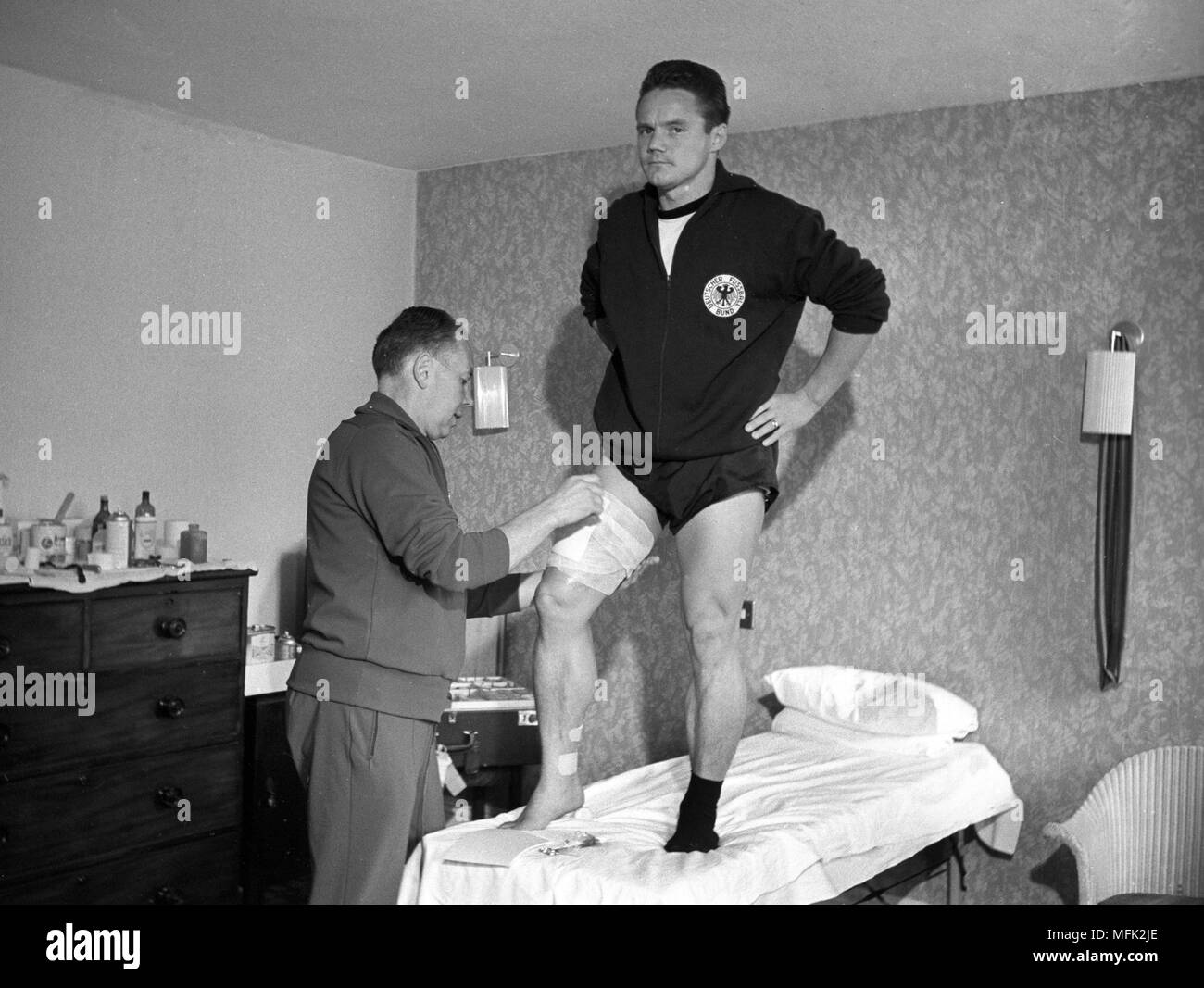 Coupe du Monde de Football 1966 - joueur allemand Albert Bruells obtient un traitement, le 18 juillet 1966. Dans le monde d'utilisation | Banque D'Images