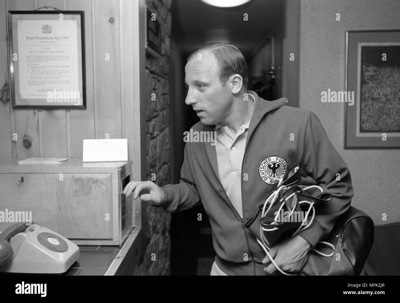 Coupe du Monde de Football 1966 - Uwe Virginia Afflerbach met une lettre dans la boîte aux lettres de l'hôtel. Dans le monde d'utilisation | Banque D'Images