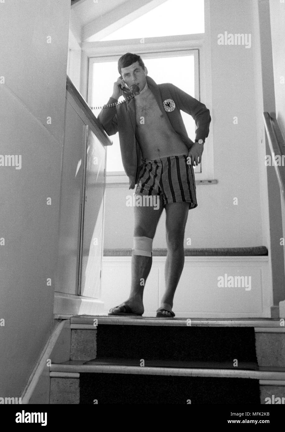 Coupe du Monde de Football 1966 - Lothar Emmerich téléphones dans le Peveril Of The Peak hotel, le 21 juillet 1966. Dans le monde d'utilisation | Banque D'Images