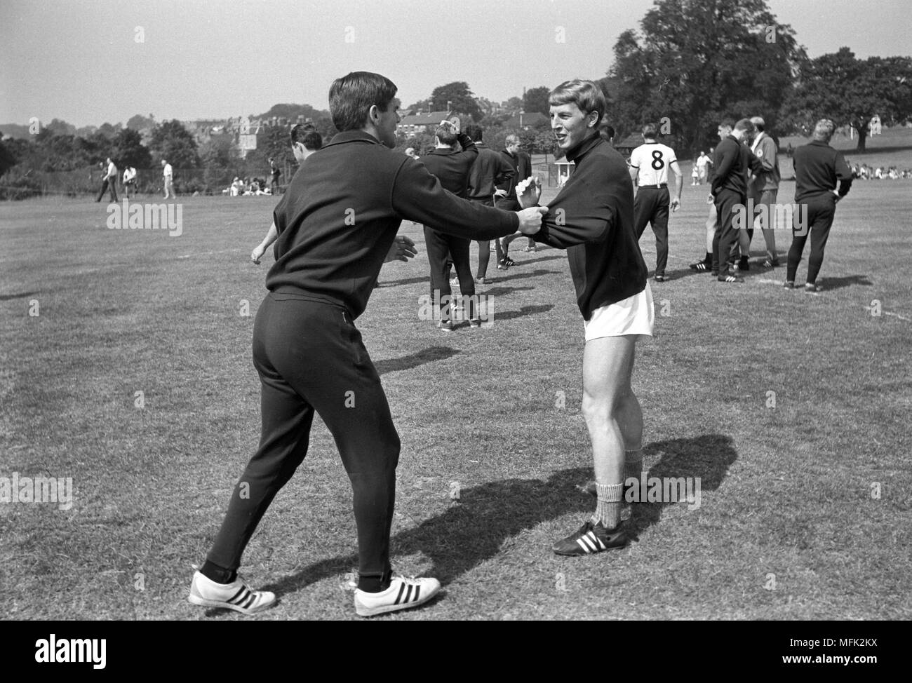Coupe du Monde de Football 1966 - joueurs allemands Wolfgang Weber (L) et Jürgen Grabowski imbécile autour. Dans le monde d'utilisation | Banque D'Images