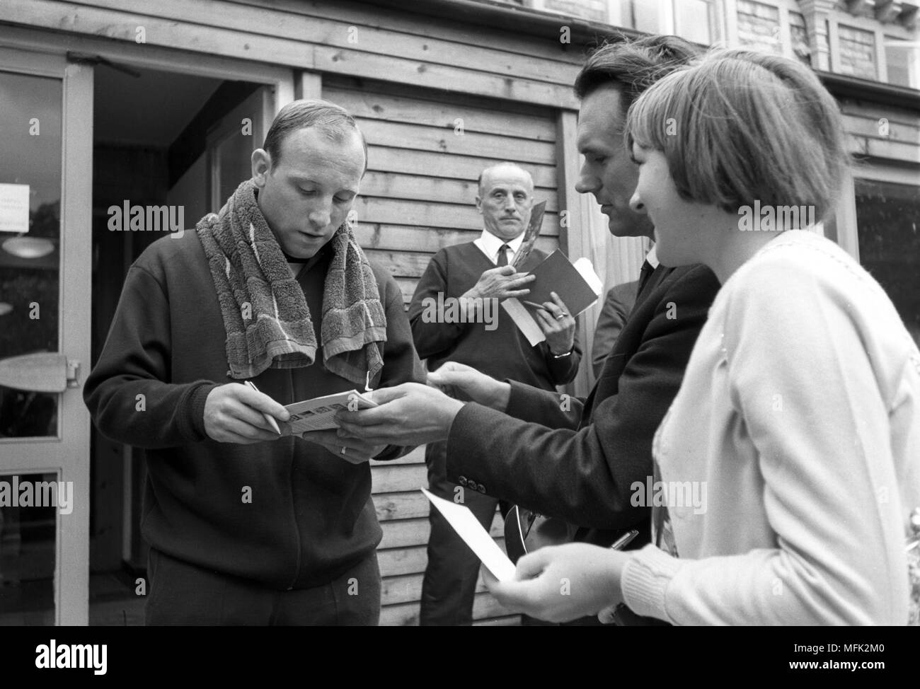 Coupe du Monde de Football 1966 - Uwe Virginia Afflerbach (L), signe des autographes, le 18 juillet 1966. Dans le monde d'utilisation | Banque D'Images