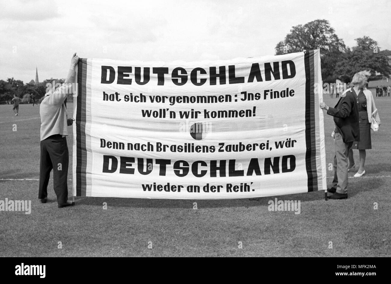 Coupe du Monde de Football 1966 - German fans avec une bannière, le 18 juillet 1966. Dans le monde d'utilisation | Banque D'Images