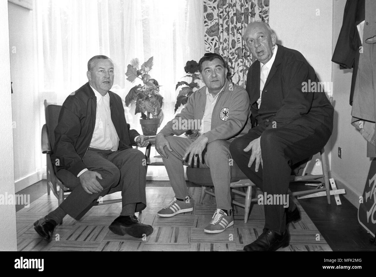 Coupe du Monde de Football 1966 - Une réunion avec (L-R) : Franz Kremer, Hans Dekcert Goesmann et Hermann. Dans le monde d'utilisation | Banque D'Images