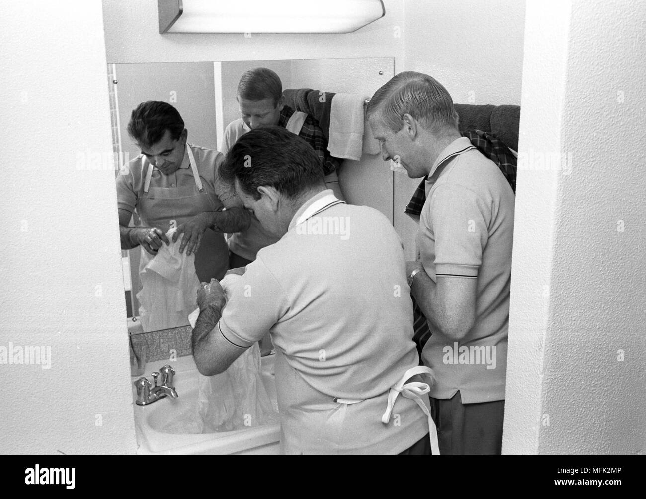Coupe du Monde de Football 1966 - équipe allemande docteur Hans Schoberth (L) et Karl-Heinz Schnellinger faire la lessive. Dans le monde d'utilisation | Banque D'Images