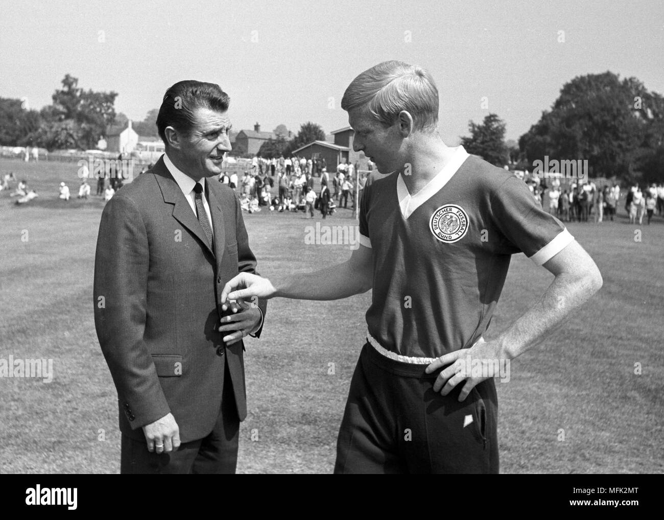 Pour la Coupe du Monde 1966 - L'ancien joueur allemand Fritz Walter (L) parle à Karl-Heinz Schnellinger. Dans le monde d'utilisation | Banque D'Images