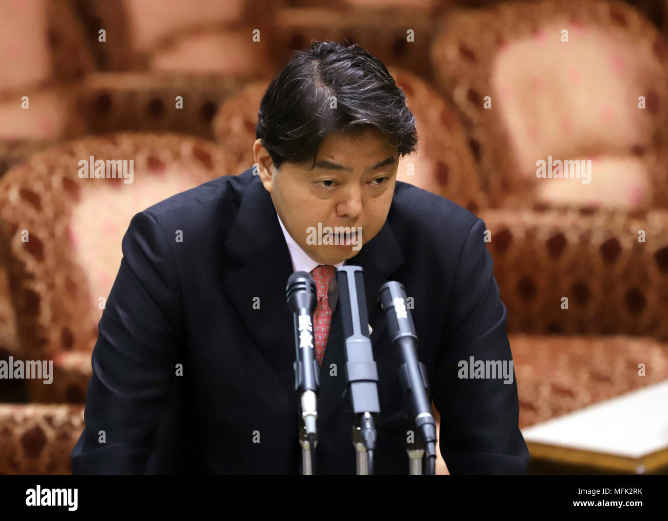 Tokyo, Japon. Apr 26, 2018. Le ministre de l'éducation japonais Yoshimasa Hayashi répond à une question à la Chambre haute de la session du Comité du budget à la Diète nationale à Tokyo, le jeudi 26 avril 2018. Credit : Yoshio Tsunoda/AFLO/Alamy Live News Banque D'Images