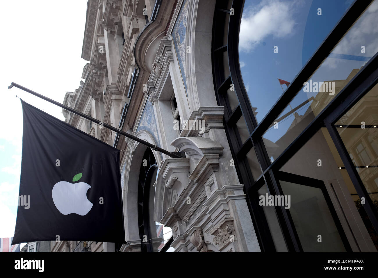 Londres, Royaume-Uni - 25 avril : Londres, Royaume-Uni. 25 avril 2018. Un drapeau avec le logo Apple vole à l'extérieur de la société à l'égard de son près d'Oxford Circus à Londres, en Angleterre. (Photo par Adam Berry/Alamy Live News) Banque D'Images