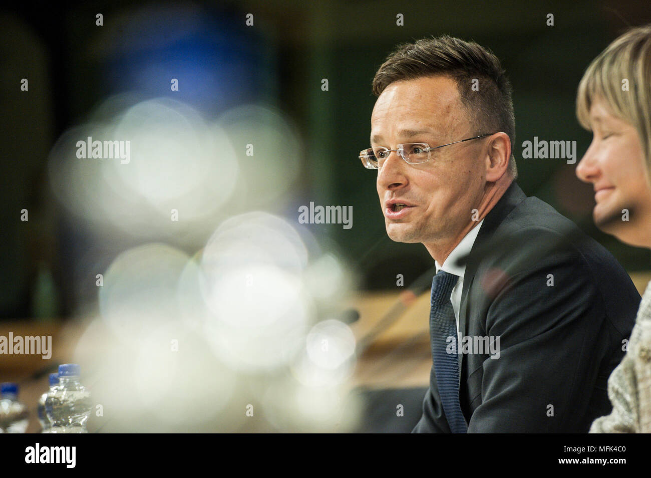 Péter SZIJJÁRTÓ, Ministre hongrois des Affaires étrangères et du commerce extérieur tient une conférence de presse après sa rencontre avec LIBE Commission des libertés civiles, de la Justice et des affaires intérieures du Parlement européen sur la situation en Hongrie au siège du Parlement européen à Bruxelles, Belgique le 26.04.2018 par Wiktor Dabkowski | conditions dans le monde entier Banque D'Images
