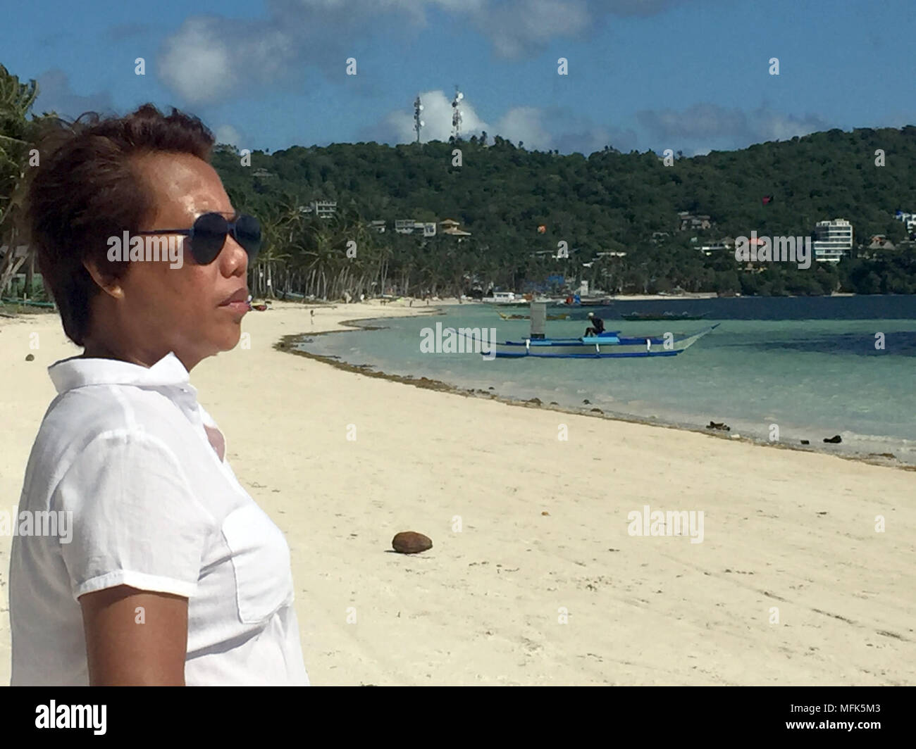 23 avril 2018, Philippines, Boracay Island : Président de la Fondation de Boracay, Nénette Graf, donnant sur mer sur la plage de Bulabog. Il y a quelques semaines, l'île est toujours un objectif de rêve. Pour certains, l'île a été l'une des plus belles au monde. C'est jusqu'à ce que le président des Philippines a appelé une fosse. Au moins l'île est entièrement réservé pour les six prochains mois. Photo : Girlie Linao/dpa Banque D'Images