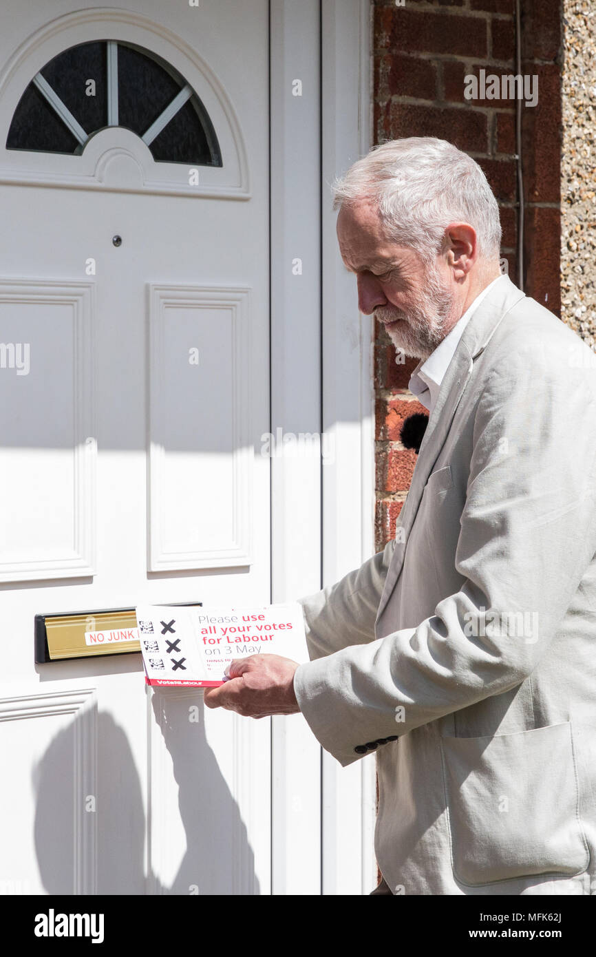 West Drayton, Royaume-Uni. 26 avril, 2018. Jeremy Corbyn, chef de l'opposition, prend part à la campagne électorale locale pour le Parti du Travail à Hillingdon. Credit : Mark Kerrison/Alamy Live News Banque D'Images