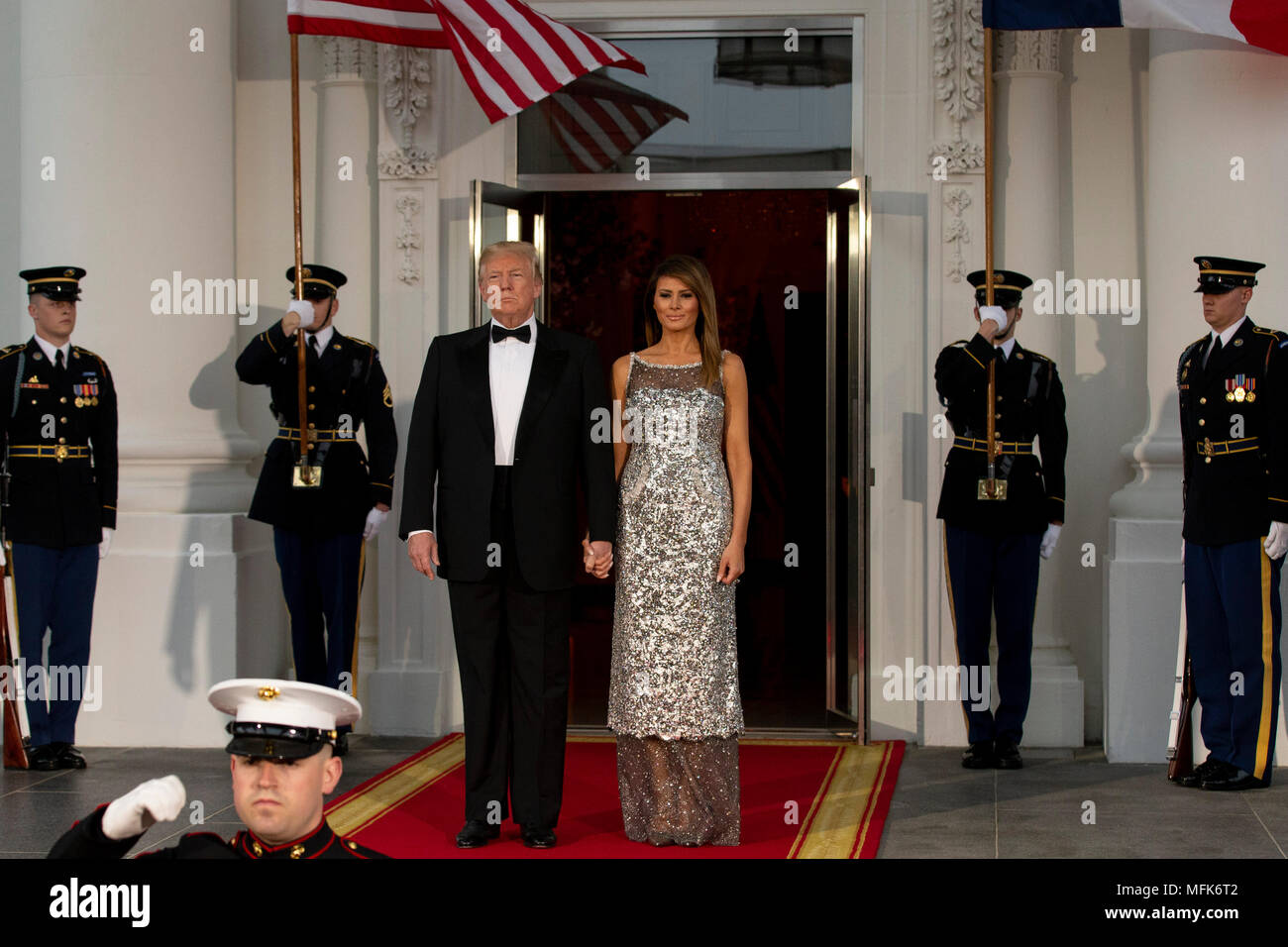 Le Président des Etats-Unis, Donald J. Trump et la première dame des États-Unis Melania Trump sortent de la Maison Blanche comme l'attendre l'arrivée du président français, Emmanuel Macron et première dame de France Brigette Macron avant le dîner d'État au cours de la visite d'État français aux États-Unis le 24 avril 2018 à Washington, DC. Crédit : Alex Edelman / Piscine via CNP - AUCUN FIL SERVICE - Photo : Alex Edelman/consolidé/dpa Banque D'Images