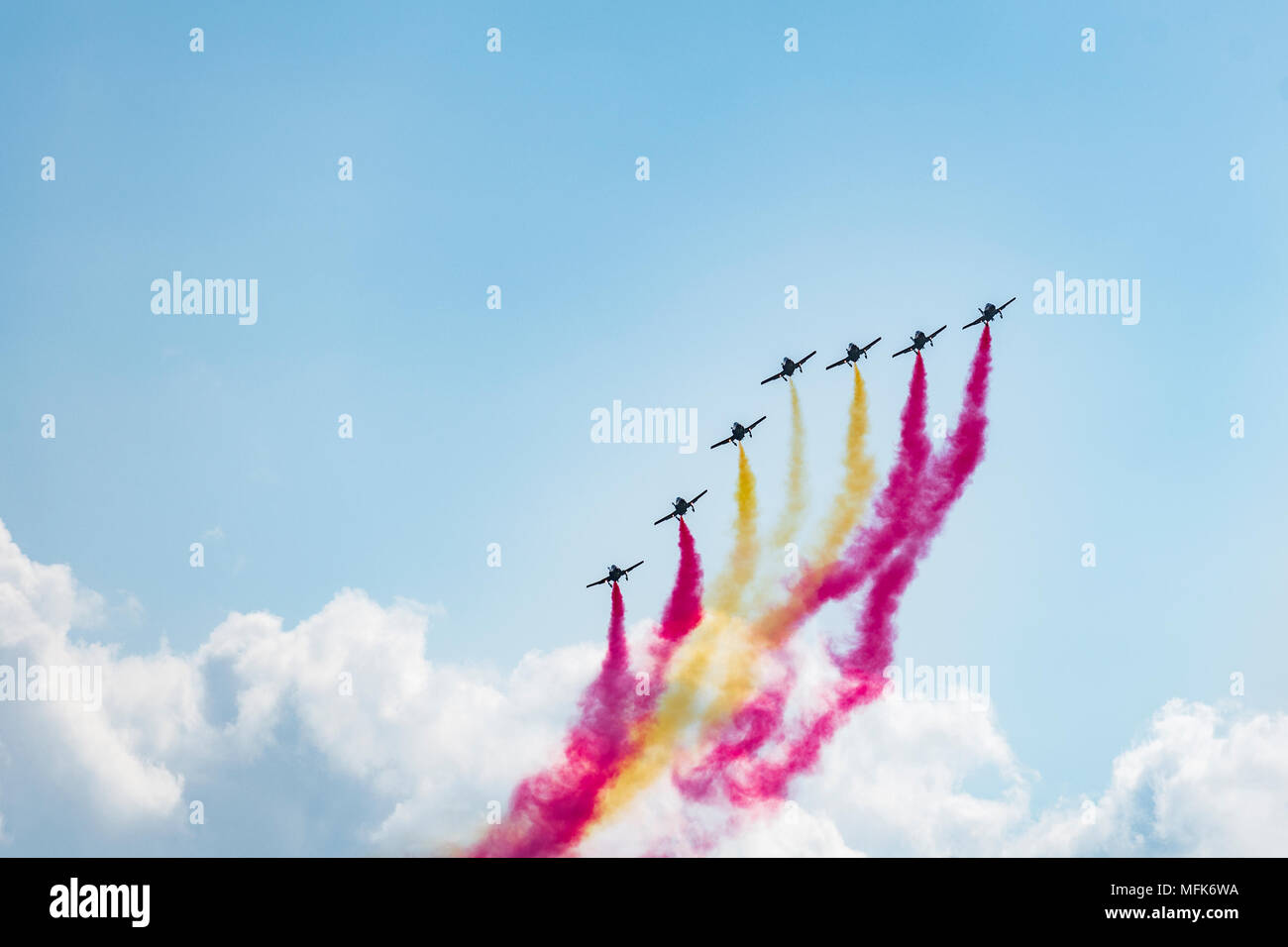 Berlin, Allemagne. Apr 25, 2018. L'escadron acrobatique de l'Armée de l'air espagnole Patrulla Aguila vole un spectacle aérien au cours de la première journée de l'International Air et l'espace exposition à l'aéroport de Schoenefeld. Plus de 150 000 visiteurs devraient se rendre à la foire de l'aérospatiale civile et militaire. Photo : Markus Heine/SOPA Images/ZUMA/Alamy Fil Live News Banque D'Images