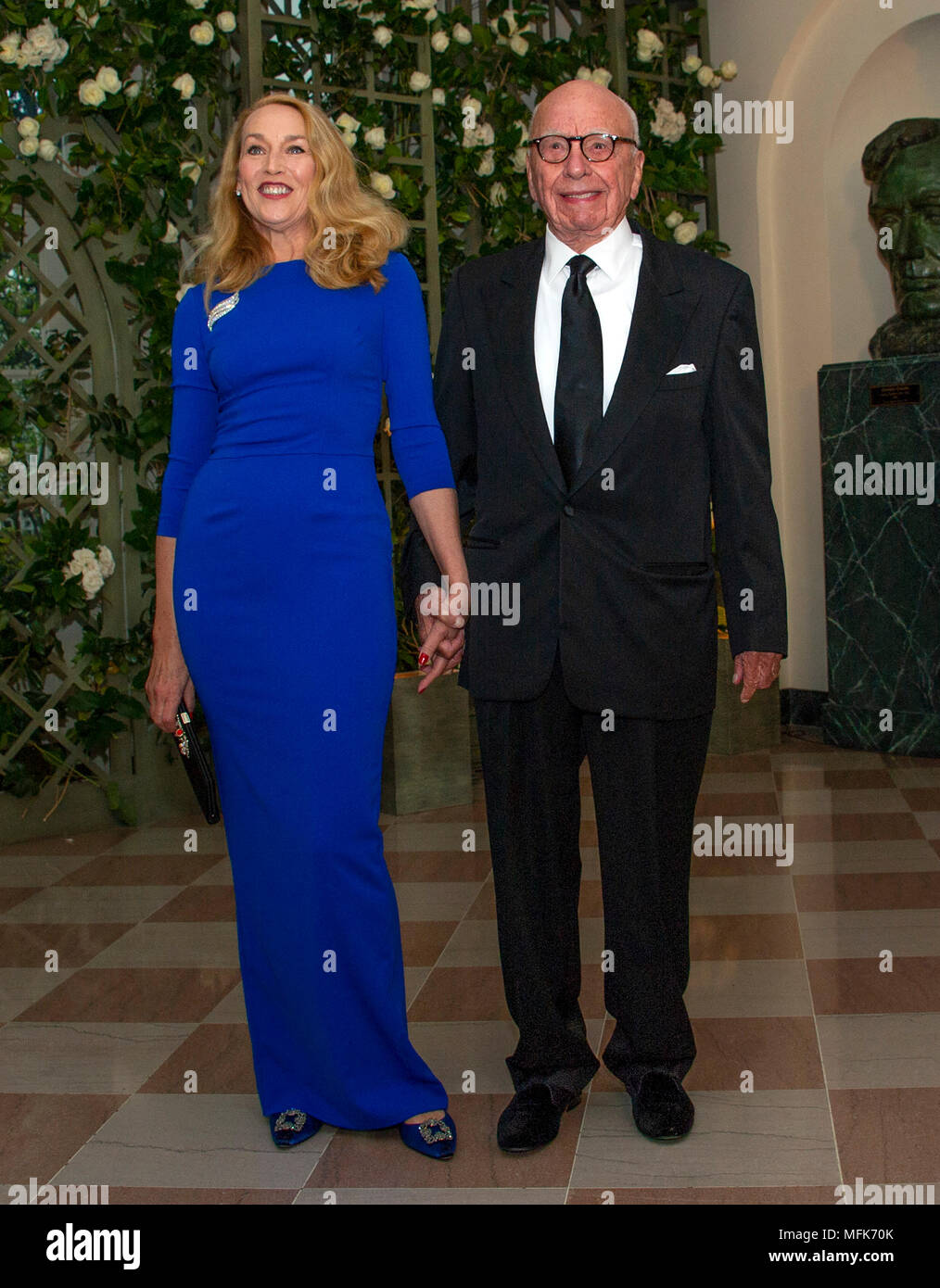 Washington, USA. Apr 24, 2018. Rupert Murdoch et Mme Jerry Murdoch arrivent pour le dîner d'état d'honorer le dîner en l'honneur Le Président Emmanuel Macron de la République française et de Mme Brigitte Macron à la Maison Blanche à Washington, DC le mardi 24 avril 2018. Credit : Ron Sachs/CNP - AUCUN FIL SERVICE - Credit : Ron Sachs/consolidé Nouvelles Photos/Ron Sachs - CNP/dpa/Alamy Live News Banque D'Images