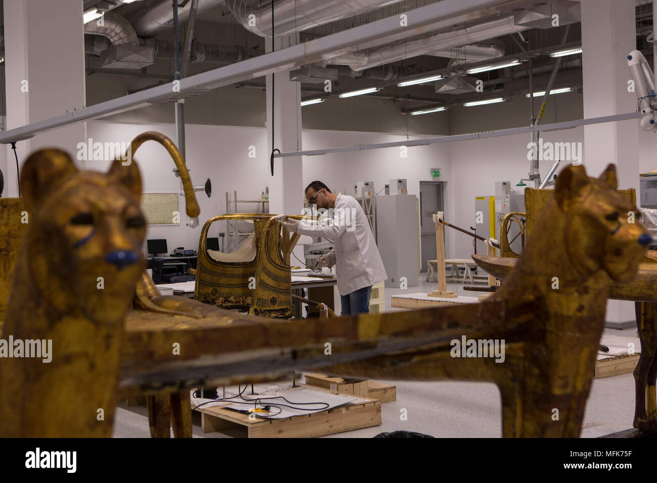 Giza, Egypte. Apr 26, 2018. Un restaurateur travaille sur la restauration d'un ancien artefact égyptien, au Grand Musée égyptien à Gizeh, Egypte, 26 avril 2018. Credit : Gehad Hamdy/dpa/Alamy Live News Banque D'Images