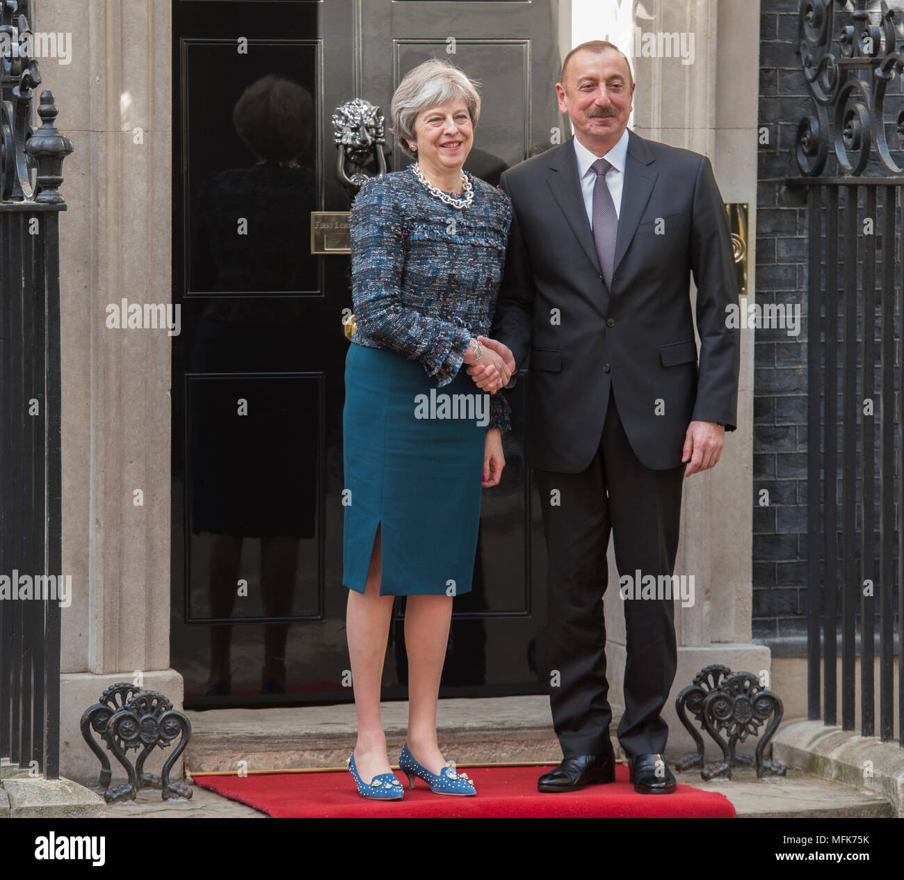 Downing Street, London, UK. 26 avril, 2018. Premier ministre Theresa peut accueille le président de la République d'Azerbaïdjan, Ilham Aliev, au 10 Downing Street. Credit : Malcolm Park/Alamy Live News. Banque D'Images