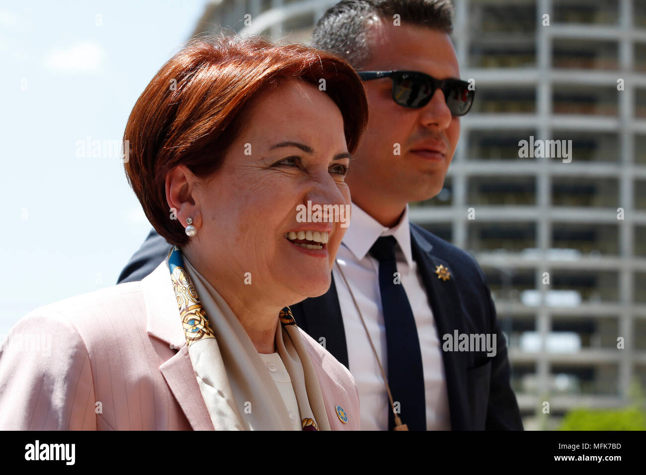 Kemal Kilicdaroglu (pas sur la photo) , Président du Parti républicain du peuple (CHP) et chef de l'IYI (bonne) Partie, Meral Aksener (L) donne une conférence de presse conjointe au siège du Parti républicain du peuple à Ankara, Turquie, 25 avril 2018. K ?l ?l'çdaro Aksener ?lu et examiné les formules de l'alliance avant les élections présidentielles et législatives qui auront lieu le 24 juin. Banque D'Images