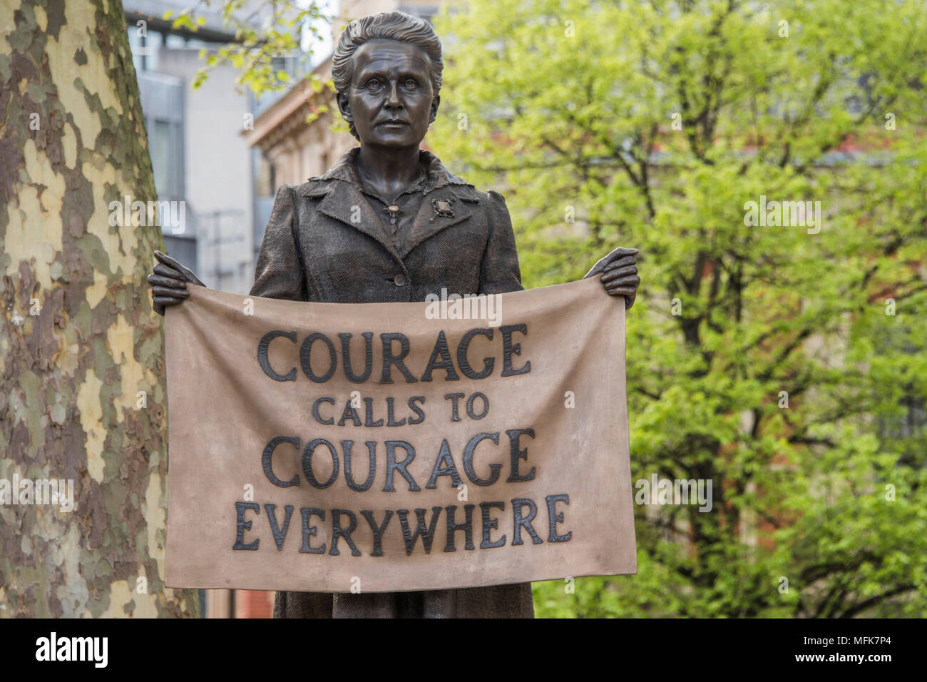 Londres, Royaume-Uni. Apr 26, 2018. 8ft 4in statue en bronze de la suffragette militante Millicent Fawcett est maintenant dans l'ombre de la Maison du Parlement à la suite d'une campagne menée par Criado-Perez. Il a été créé par l'artiste lauréat du prix Turner Gillian Wearing, montre et Fawcett, lorsqu'elle est devenue présidente de l'Union nationale des sociétés pour le suffrage des femmes. Elle est titulaire d'une bannière qui se lit comme suit : "Courage Courage les appels de Partout", un extrait d'un discours Fawcett faits après la mort de suffragette Emily Wilding Davison. Crédit : Guy Bell/Alamy Live News Banque D'Images