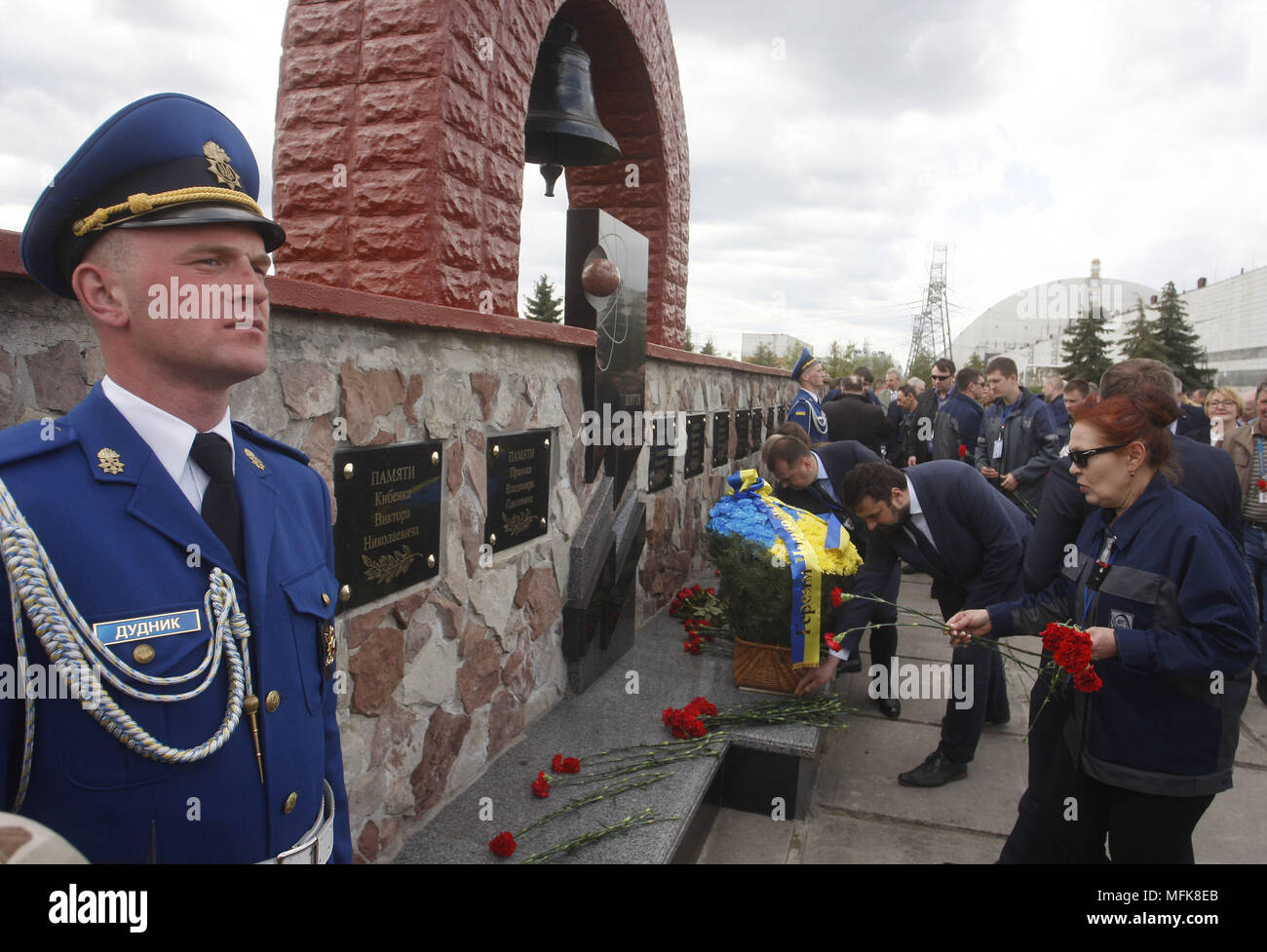 Kiev, Ukraine. Apr 26, 2018. De tchernobyl à déposer des fleurs aux travailleurs le monument en l'honneur des gens qui ont été tués dans la catastrophe nucléaire de Tchernobyl, lors d'une cérémonie à Tchernobyl, région de Kiev, Ukraine, le 26 avril 2018. Les Ukrainiens mark la 32ème anniversaire de la tragédie de Tchernobyl. L'explosion de l'unité 4 de la centrale nucléaire de Tchernobyl le 26 avril 1986 est toujours considéré le plus grand accident de l'histoire de la production d'énergie nucléaire. Crédit : Serg Glovny/ZUMA/Alamy Fil Live News Banque D'Images