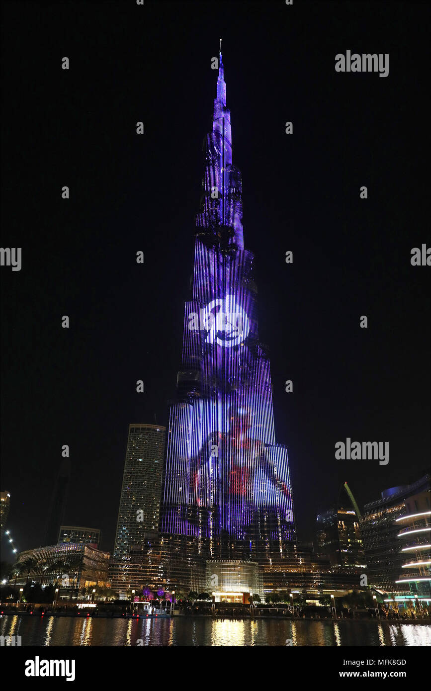 Dubaï, Émirats arabes unis. 26 avril 2018. Tom Holland comme Spiderman. La Burj Khalifa, le plus haut bâtiment du monde, a été illuminé avec des scènes de film de Marvel Avengers la guerre infini pour promouvoir le lancement du film de Dubaï, AUX ÉMIRATS ARABES UNIS. Crédit : Paul Brown/Alamy Live News Banque D'Images