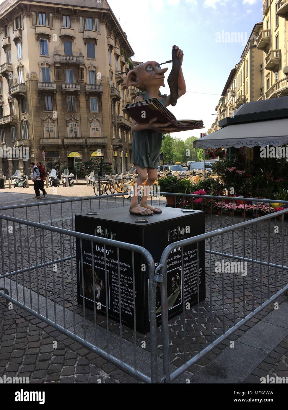 Milano, Dobby elfo domestico del mondo di Harry Potter Grande curiosità  dans città per le statue che annunciano une breve l'arrivo della mostra  dedicata al mondo di Harry Potter. Nella foto Dobby,