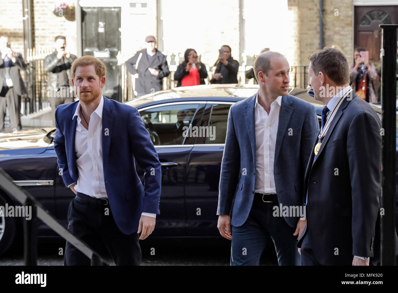 Londres, Royaume-Uni. Apr 26, 2018. Son Altesse Royale le prince Harry est rejoint par son Altesse Royale le Prince William, duc de Cambridge, a annoncé récemment son meilleur homme, arrivent au Centre de serre, qu'il s'ouvre officiellement aujourd'hui. Le centre, dirigé par les émissions de sports, fournira un endroit sûr où les jeunes dans la communauté environnante recevra accompagnement intensif conçu pour améliorer leur avenir les résultats de vie et d'élever leurs aspirations. Crédit : Chris Aubrey DOIT/Alamy Live News Banque D'Images