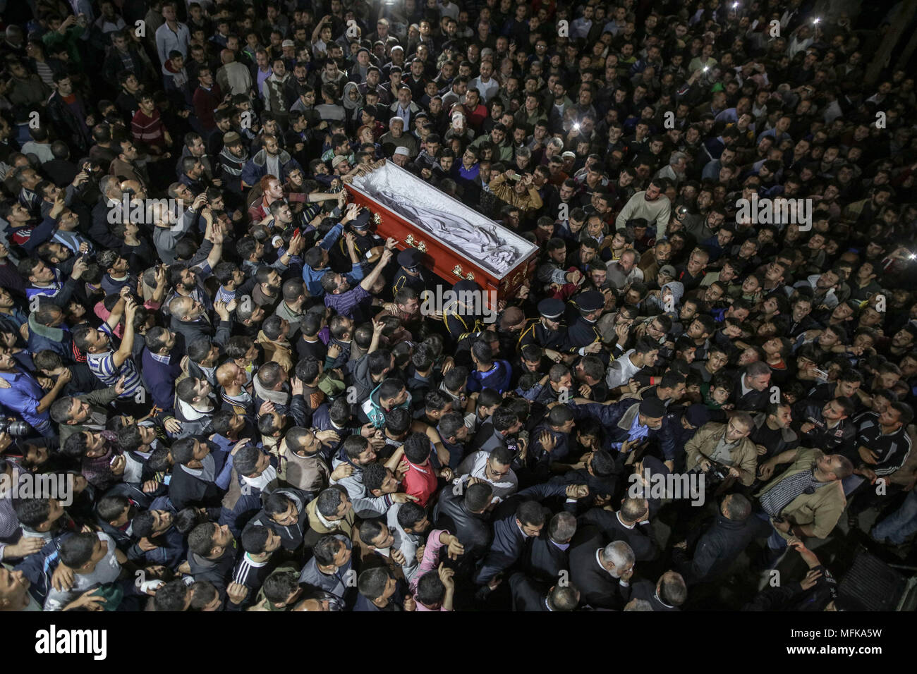 Les palestiniens en deuil portent le cercueil de 35 ans, professeur et membre du Hamas Fadi Mohammad al-Batsh, qui a été tué en Malaisie, après que son corps est entré dans la bande de Gaza de l'Égypte lors de ses funérailles au camp de réfugiés de Jabaliya, la bande de Gaza, 26 avril 2018. Photo : Wissam Nassar/dpa Banque D'Images