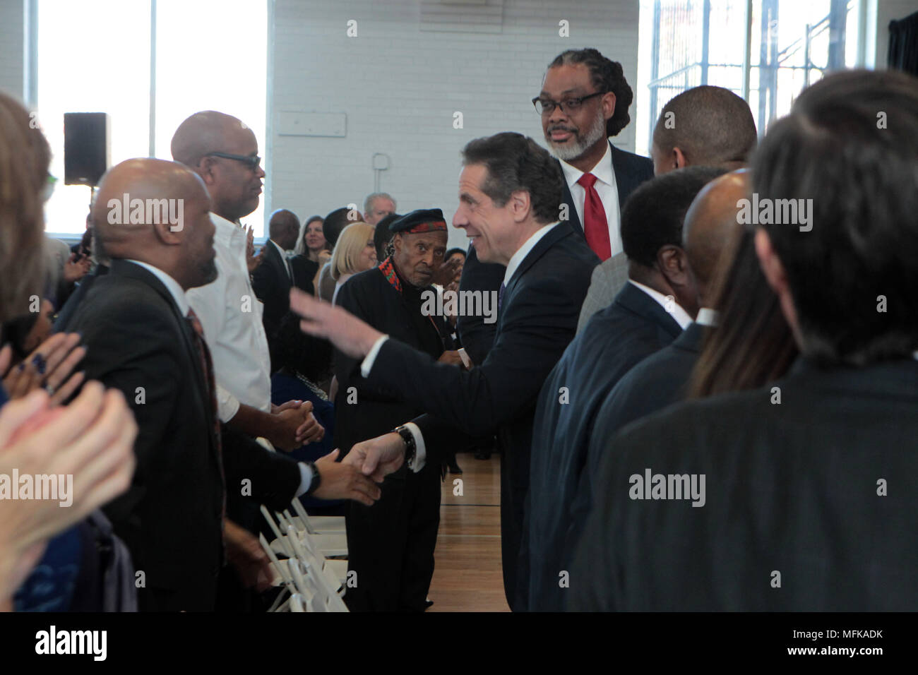 26 avril- New York, New York : Gouverneur de l'Etat de New York Andrew Cuomo et d'autres politiciens, comme New York City Public Advocate Leticia James, nouveau conseil municipal Membre Robert Cornegy et New York State Assemblymember Walter Mosley annoncer le lancement de la phase 2 de l'1,4 milliard de dollars de l'Initiative de Brooklyn Vital qui critique les progrès des espaces récréatifs, des aliments sains, l'éducation, l'autonomisation économique, la prévention de la violence, de la santé et de l'amorce de résidence fondée sur les efforts de planification communautaire solide tenue à l'Bedford-Stuyvesant YMCA Le 26 avril 2018 à Brooklyn, New York. Crédit Photo Banque D'Images