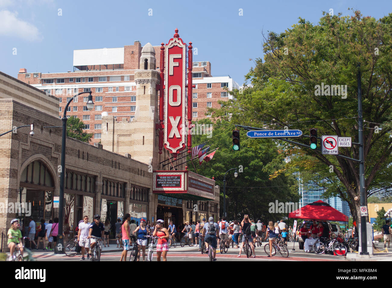 Les cyclistes sur Peachtree Street Atlanta vivre pendant la journée. Banque D'Images