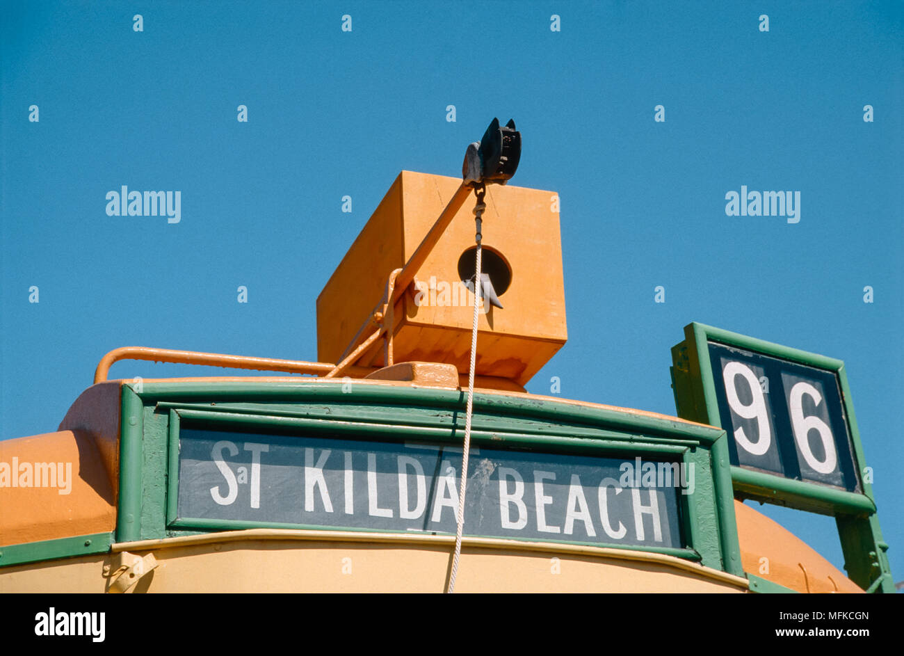 Signe de destination et le nombre de numéro de route 96 W-class le tram jusqu'à St Kilda Beach, St Kilda, Melbourne, Victoria, Australie Banque D'Images