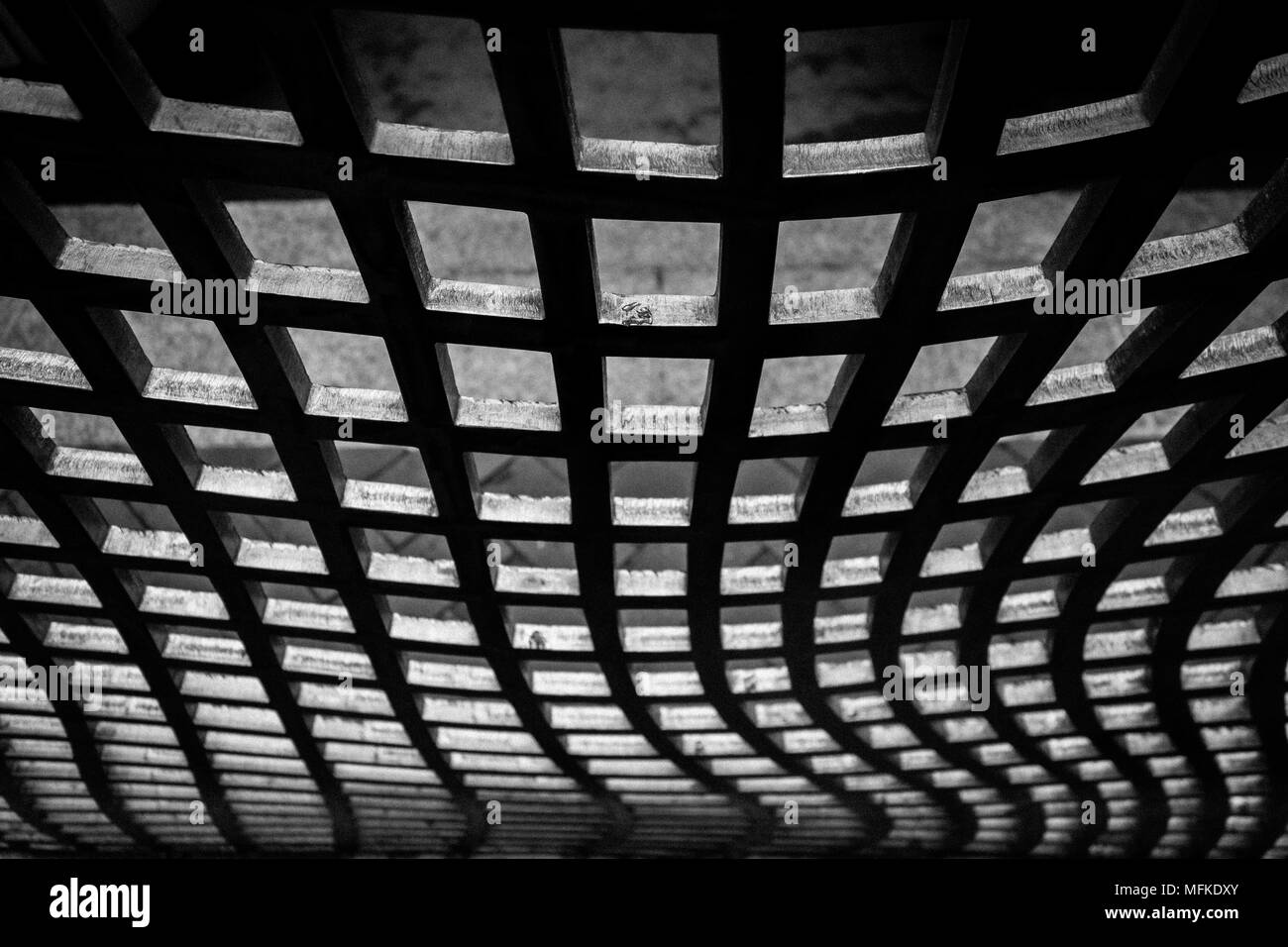 Un abrégé panneaux grille en métal en noir et blanc Banque D'Images