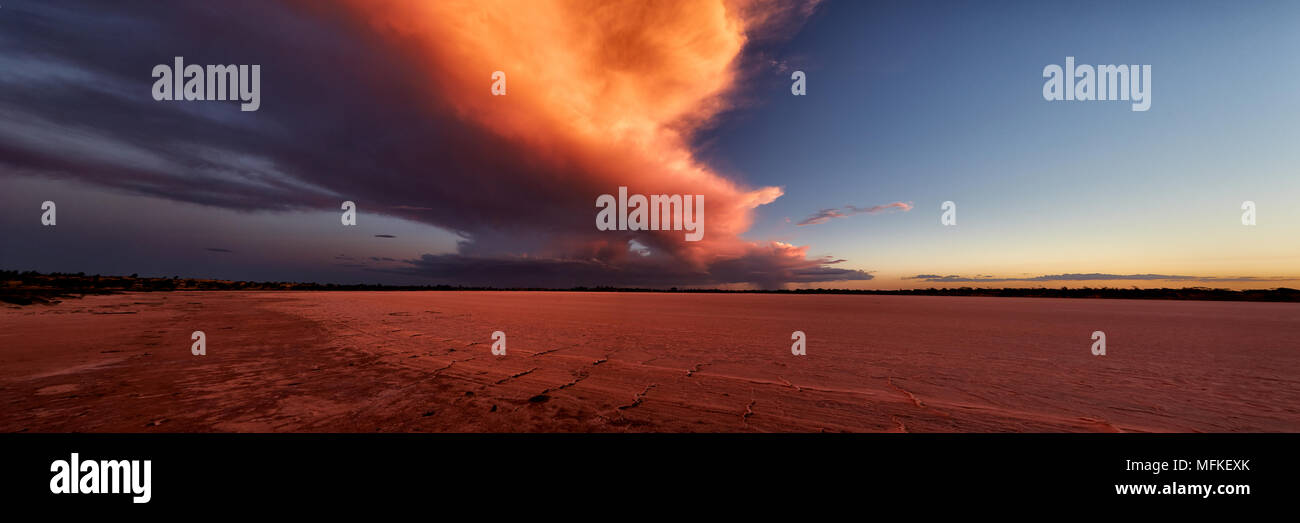 En fin de soirée tempête sur le lac sec Crosbie, Linga, Victoria, Australie. Banque D'Images