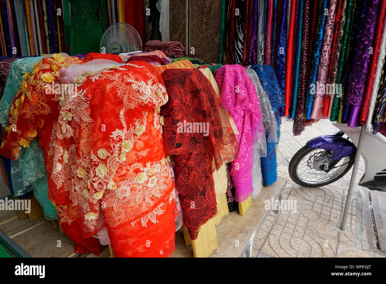 Tran Hung Dao Street dans le marché des tissus Lam Kinh Soai, Chinatown Business, Ho Chi Minh City Saigon au Vietnam ; ; ; Banque D'Images