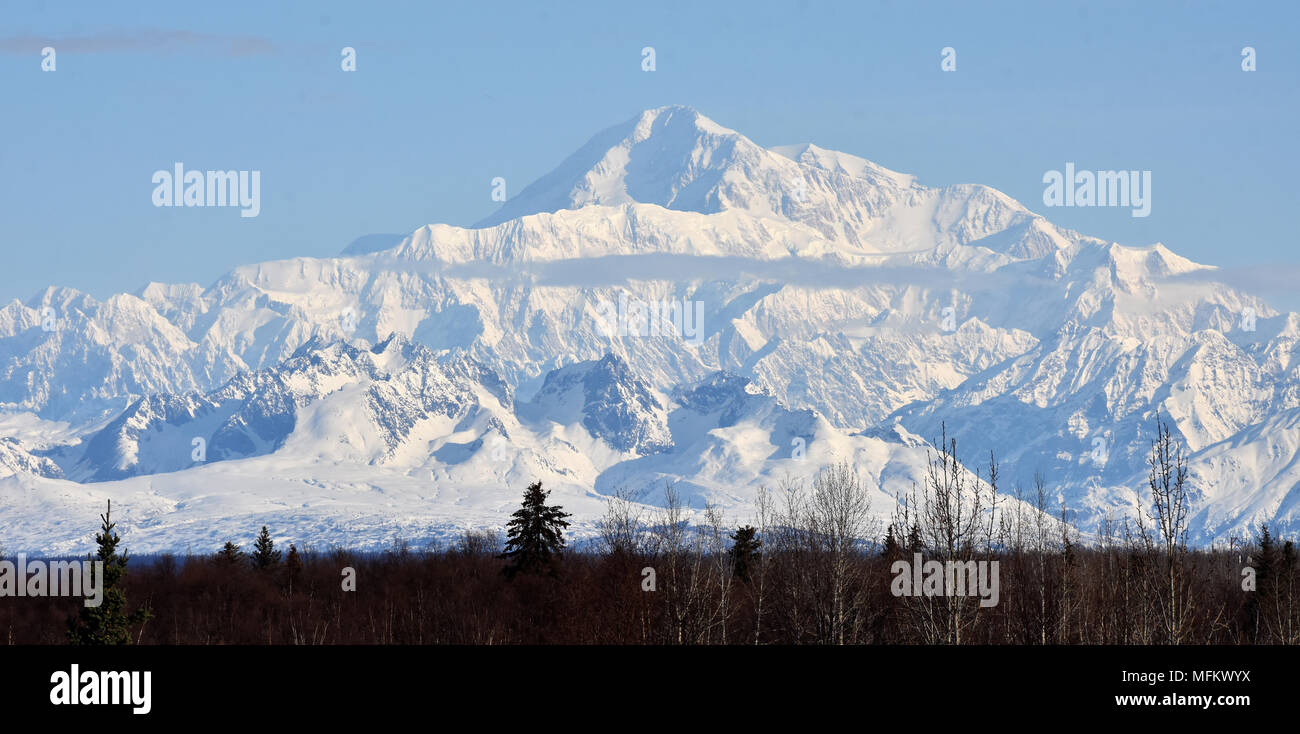 À 20 310 pieds, Denali est le plus haut sommet en Amérique du Nord. Aviators de la Compagnie B, 1er Bataillon, 52e Régiment d'aviation a fourni une aide pour le National Park Service le 22 avril 2018, en volant des milliers de livres de matériel et fournitures de Talkeetna au camp de base à la NPS 7 000 pieds du Glacier Kahiltna en préparation de la saison d'escalade de Denali 2018. (Photo de l'Armée/John Pennell) Banque D'Images