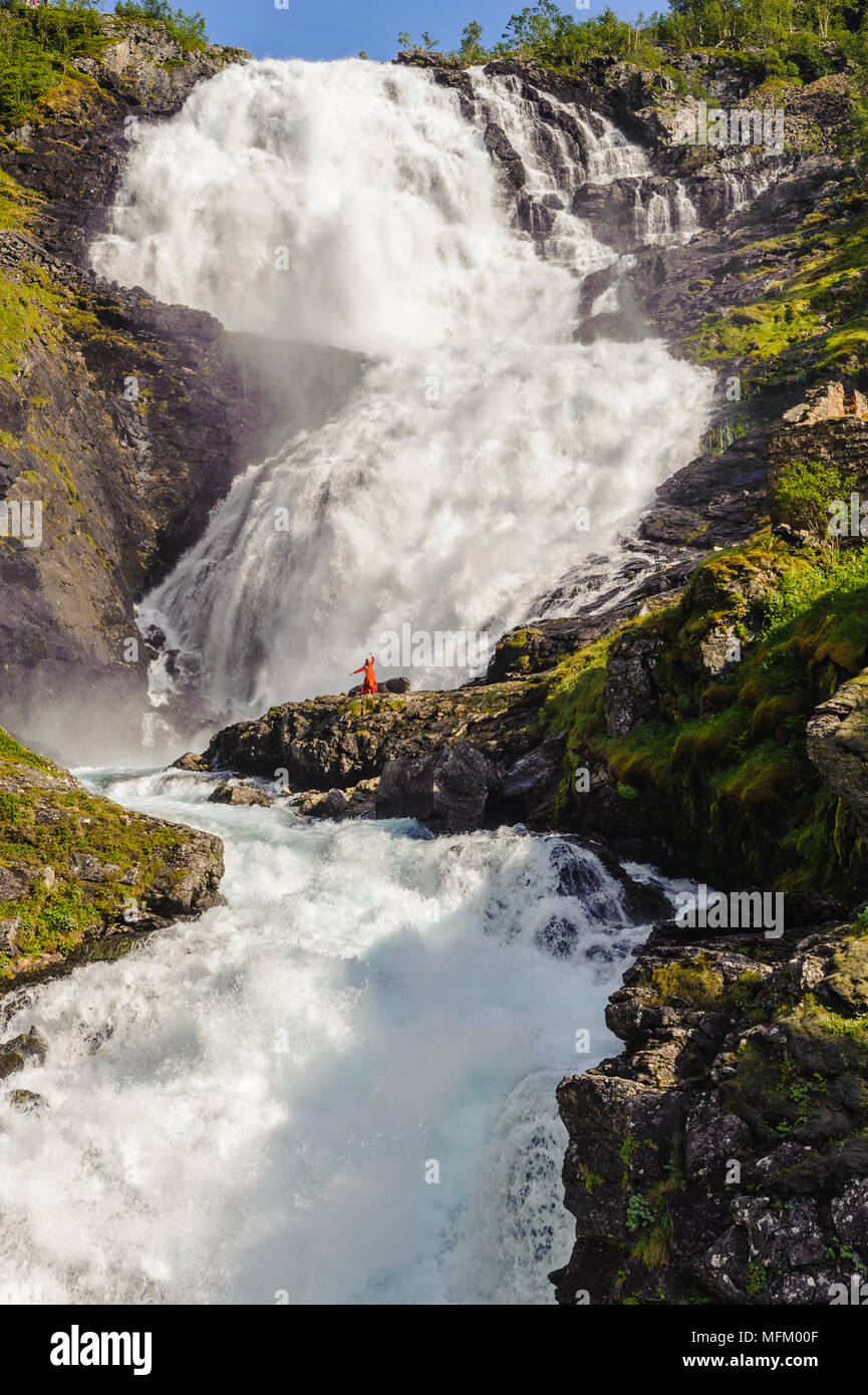 Kjosfossen, une cascade situé dans la municipalité d'Aurland du comté de Sogn og Fjordane, en Norvège. Banque D'Images